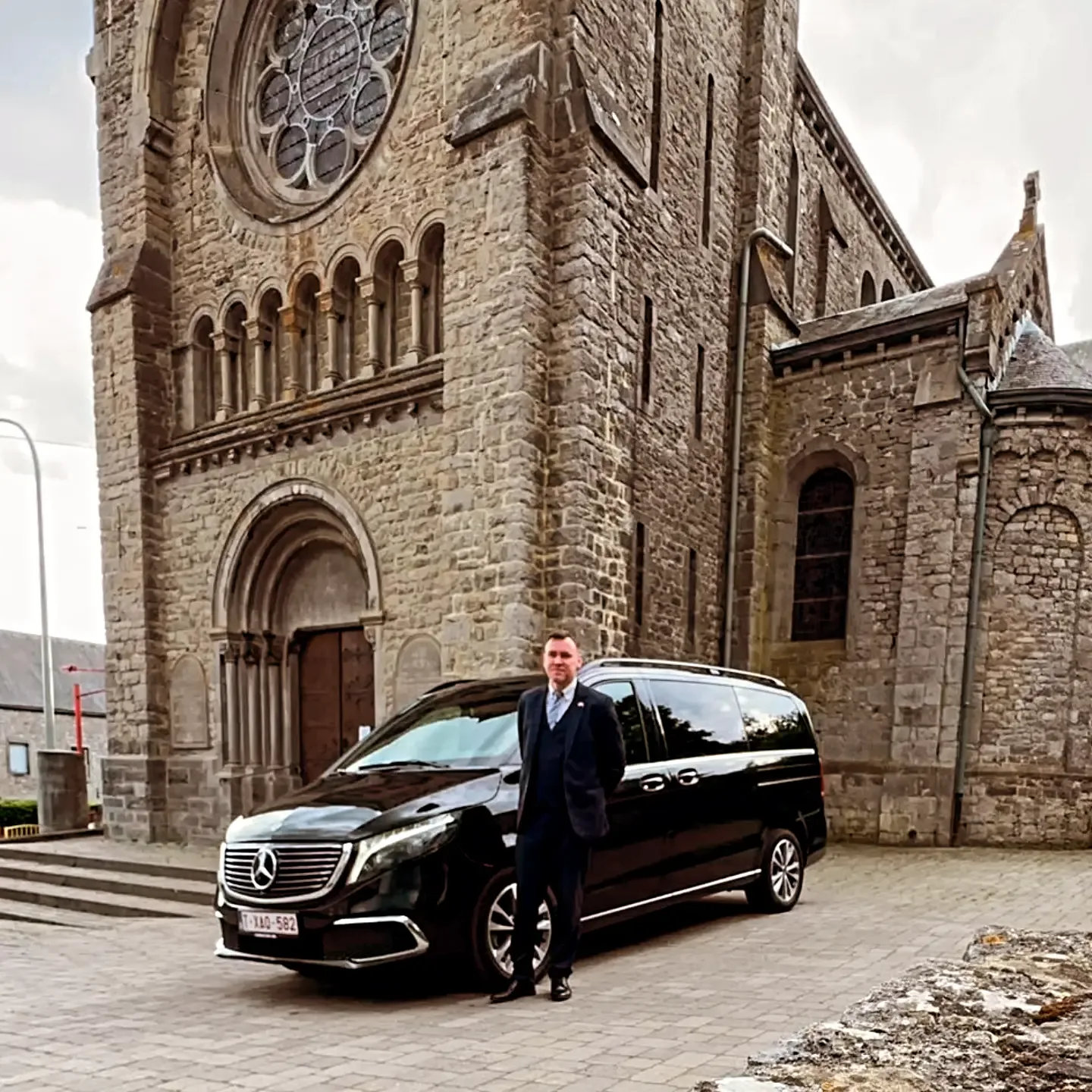 Chauffeur en costume avec minibus pour mariage